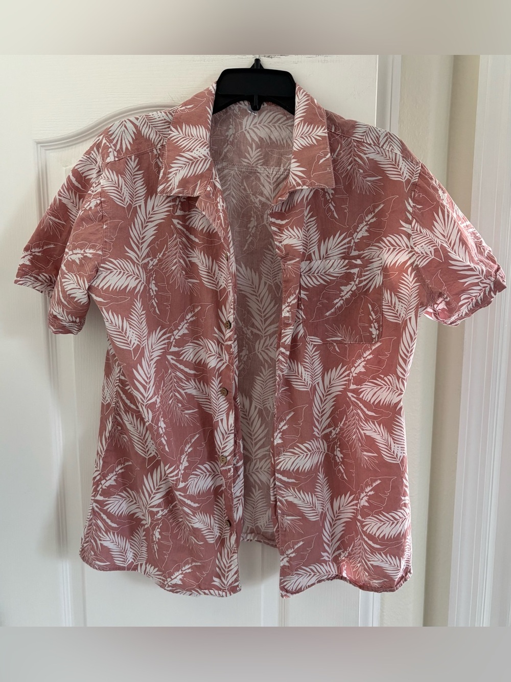Casual Short-Sleeve Button-Down Shirt in Dusty Rose Palm Print